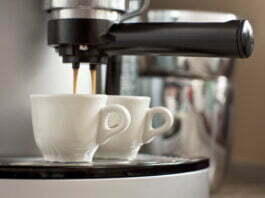 Espressomaskine laver to kopper kaffe