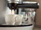 Espressomaskine laver to kopper kaffe